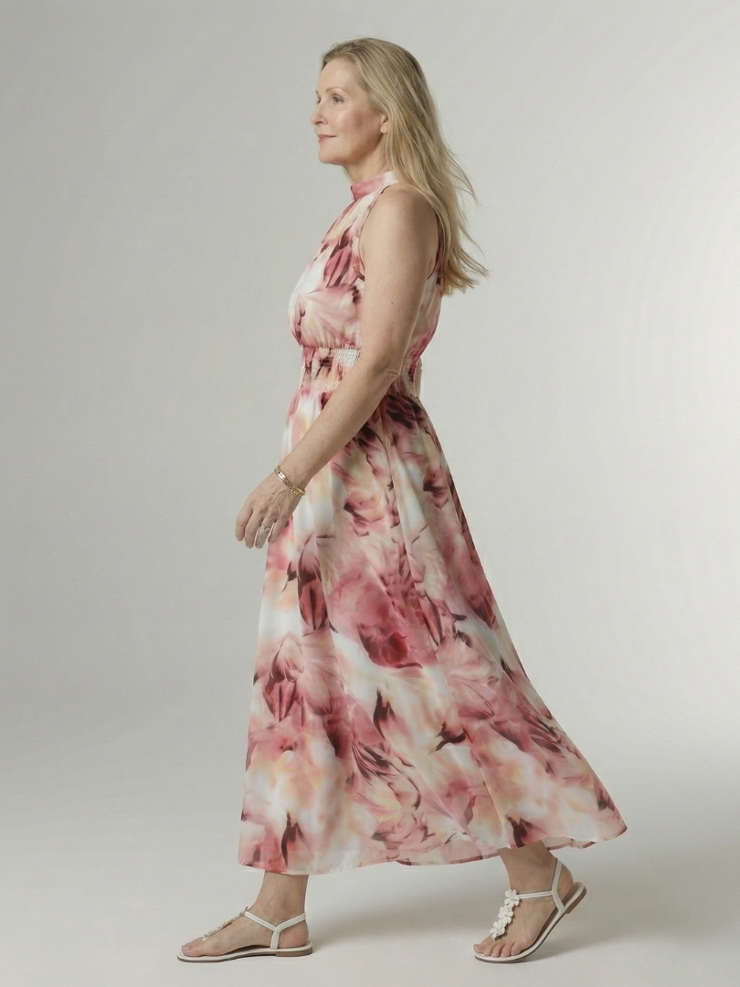 Robe midi jaune Sylin Danoir Paris à encolure halter avec plis, vêtement élégant et fluide pour femmes.
