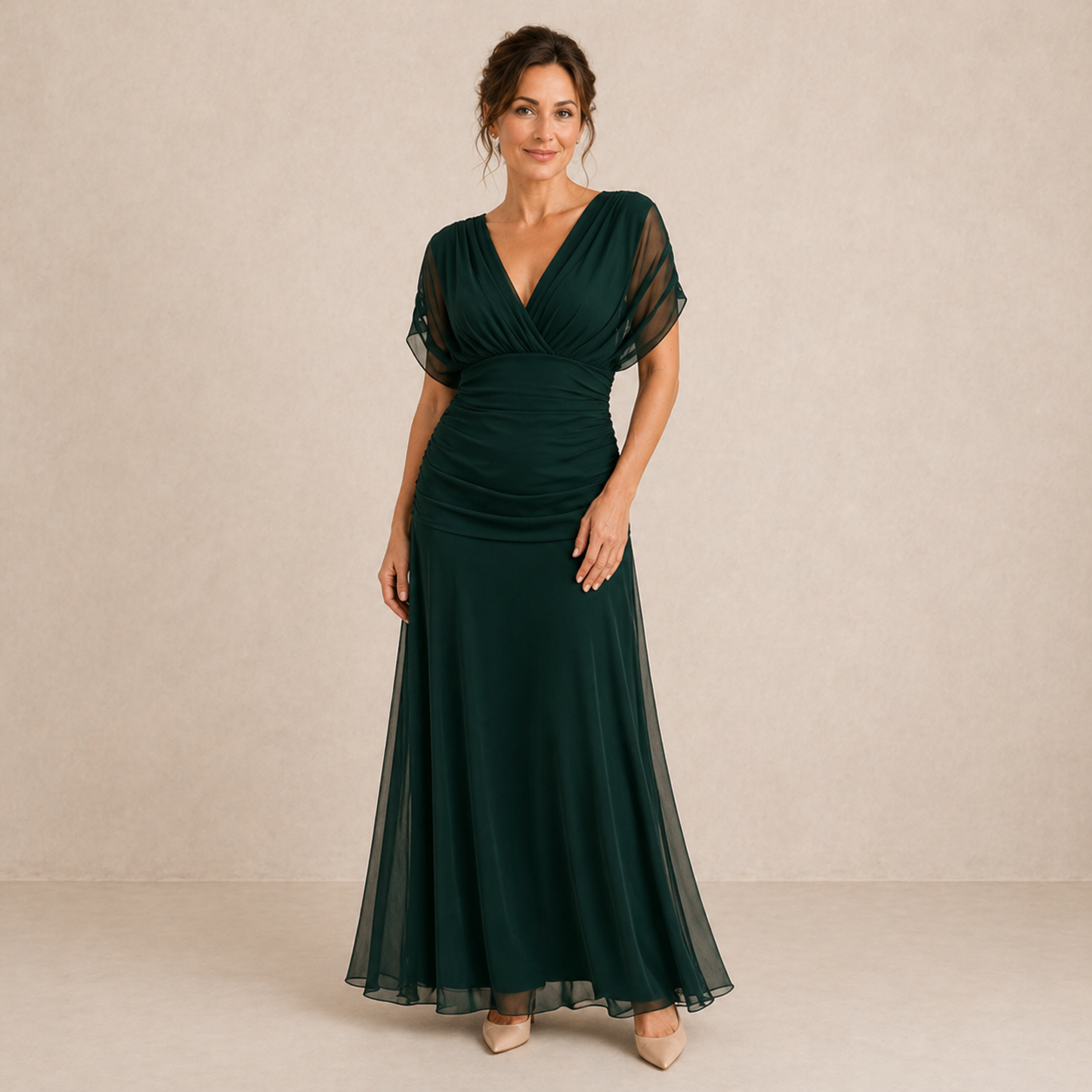 Robe longue maxi Danoir Paris MARELLA en tissu vert bouteille avec détails élégants, portée sur un fond neutre.
