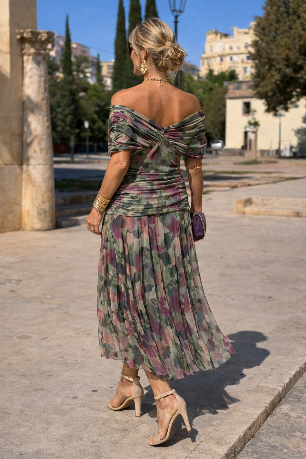 Robe longue maxi Danoir Paris MARELLA en tissu vert bouteille, élégante et fluide, portée avec accessoires.