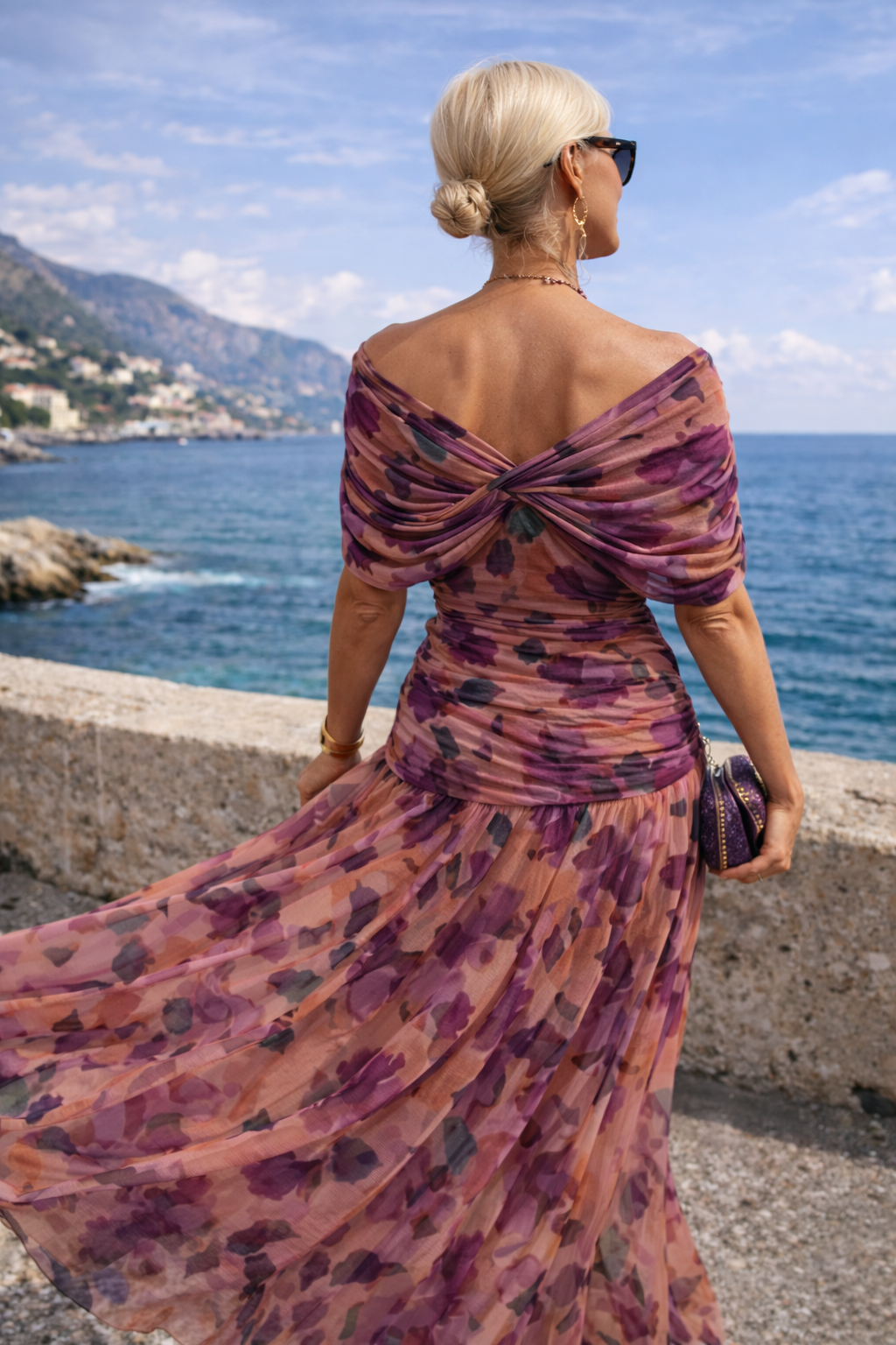 Robe longue maxi MARELLA Danoir Paris en tissu vert bouteille, portée avec détails élégants.