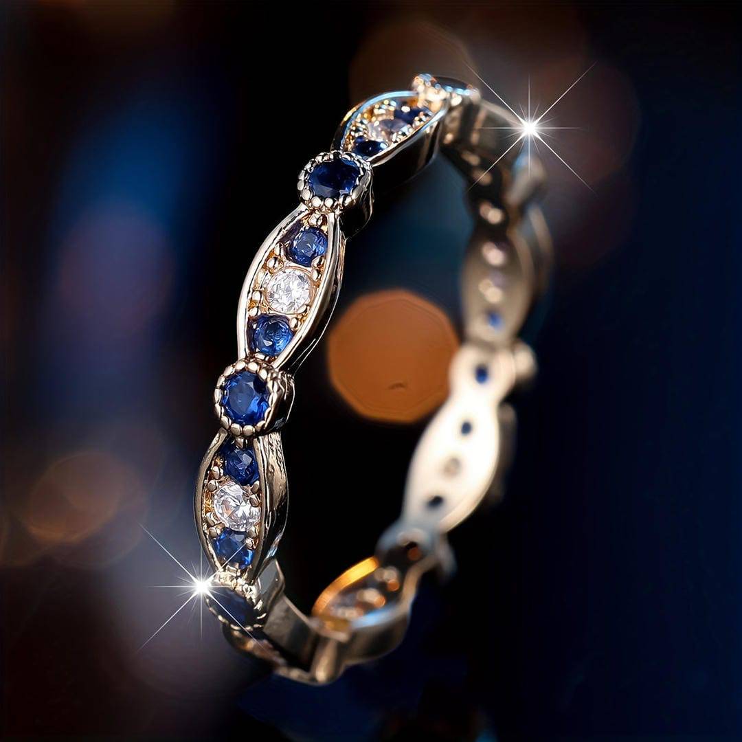 Bague Danoir Paris Midnight Constellation en saphir avec motif étoilé, en or, portée sur un doigt.