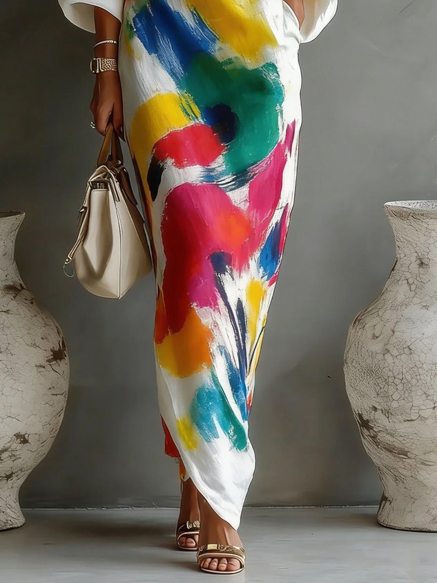 Robe longue THEA Danoir Paris, robe maxi en tissu fluide, couleur unie, portée avec des détails élégants, vue de face.
