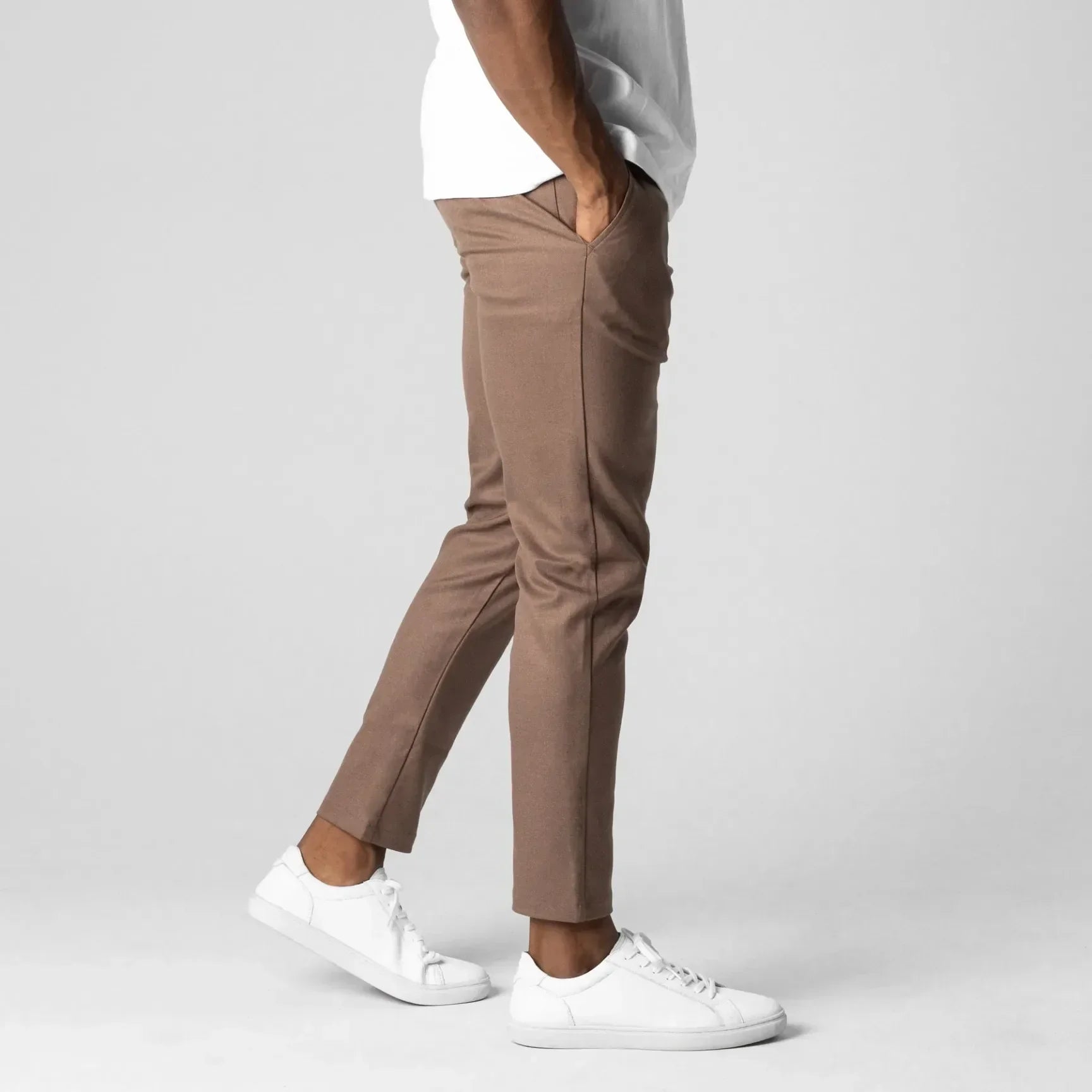 Chinos élastiqués Danoir Paris, pantalon premium en coton confortable, porté par un mannequin, couleur beige, style décontracté.
