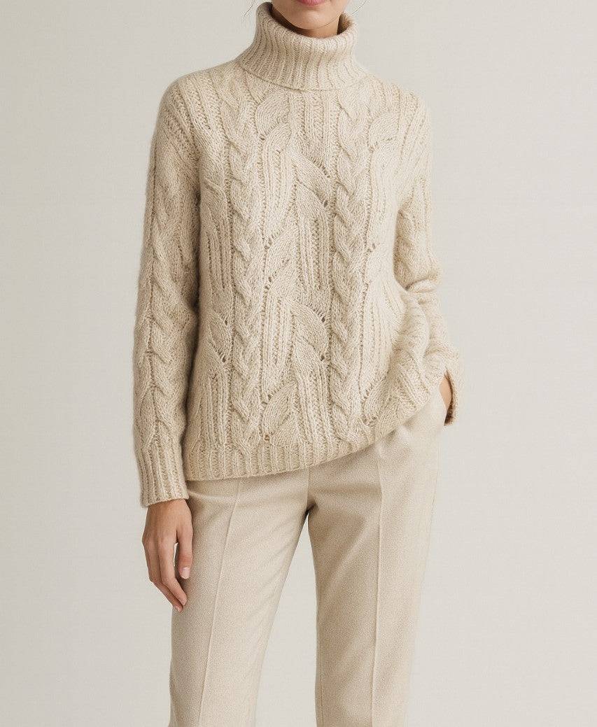 Pull col roulé Karin de Danoir Paris en maille douce, porté sur mannequin, couleur neutre, détail du col roulé côtelé.