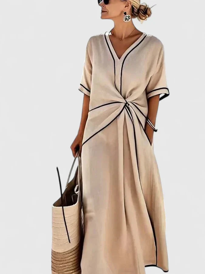 Robe élégante Erykahhh de Danoir Paris, tissu fluide et coupe sophistiquée, portée d'une femme dans un cadre élégant.