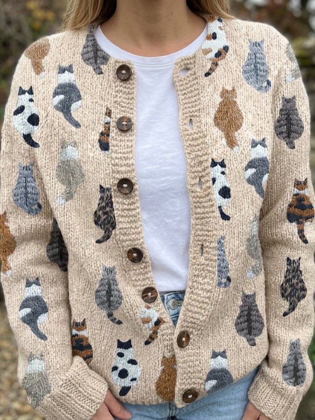 Cardigan Charlotte™ en maille douce avec motif de chats cozy, par Danoir Paris, porté sur un fond neutre.