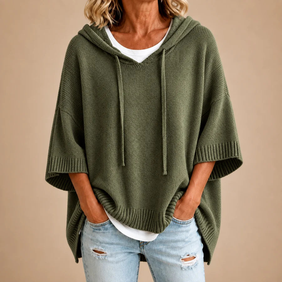 Poncho en tricot bleu marine avec capuche, fabriqué par Danoir Paris, porté sur un modèle, vue de face.