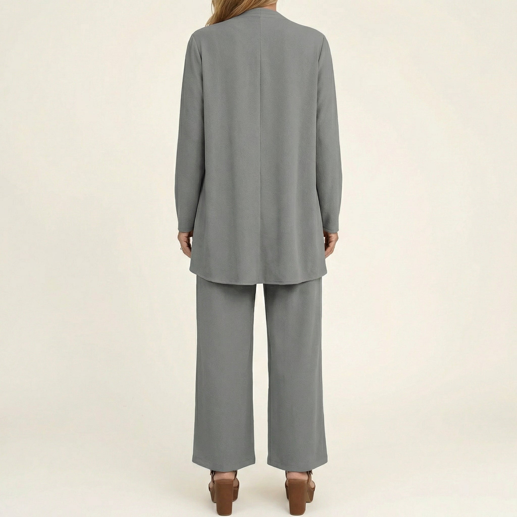 Ensemble minimaliste 3 pièces Vivienne de Danoir Paris, comprenant un haut, un pantalon et un cardigan en tissu léger.