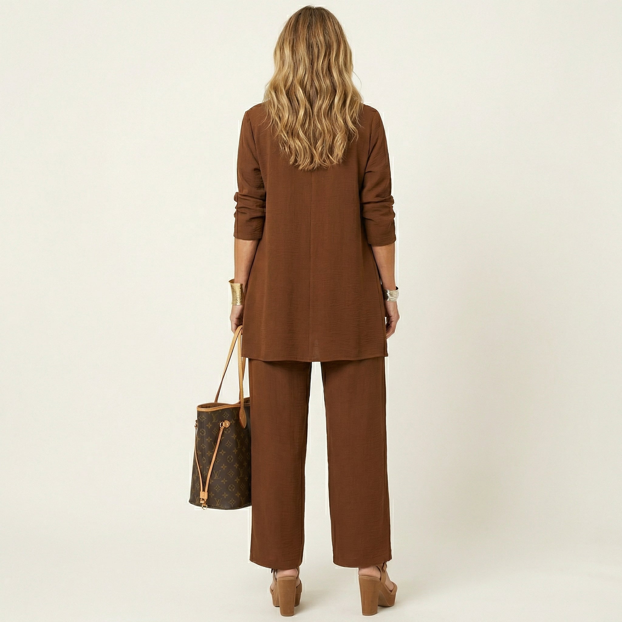 Ensemble minimaliste 3 pièces Vivienne de Danoir Paris, comprenant un haut, un pantalon et une veste dans un style élégant.