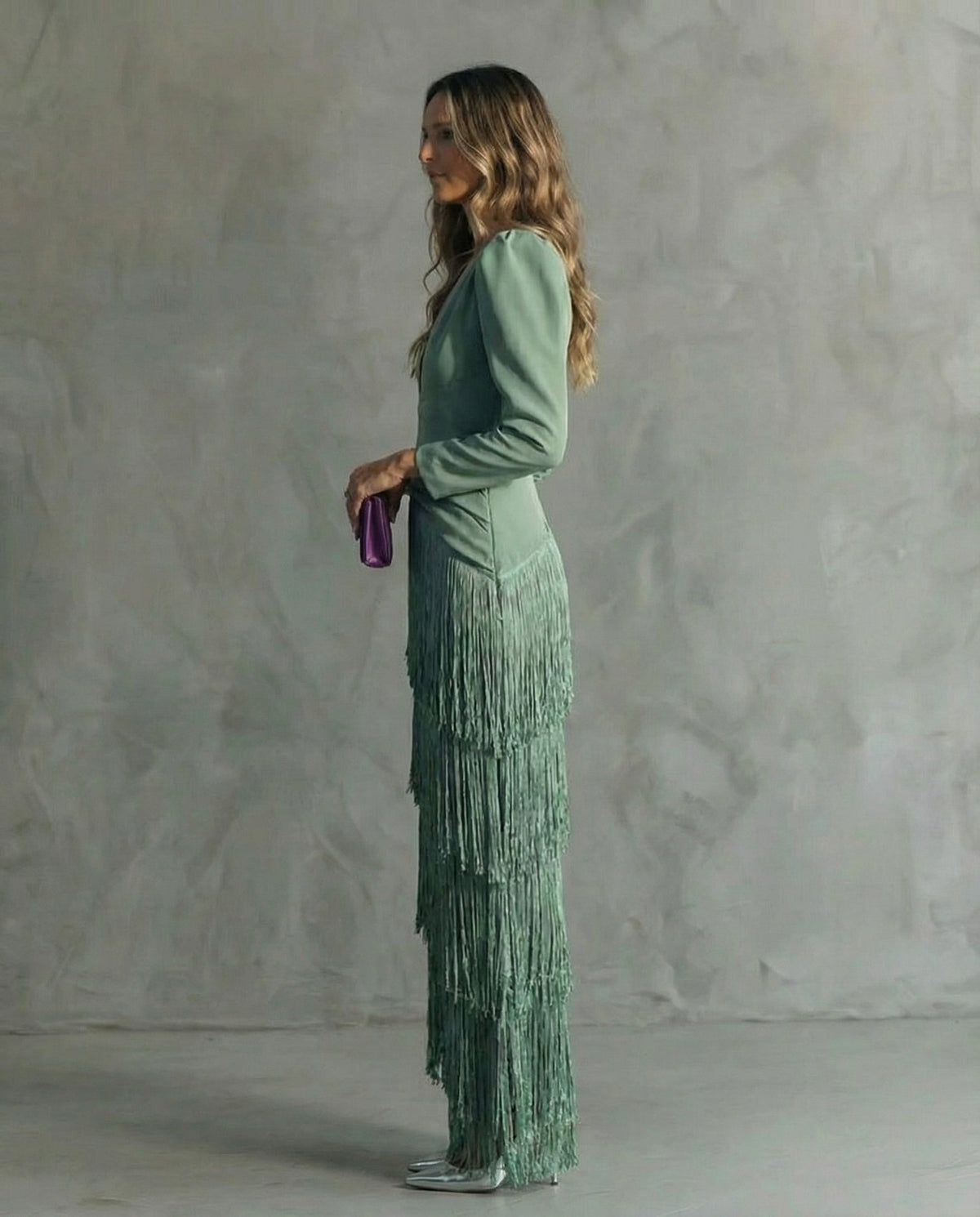 Robe midi femme Chiara de Danoir Paris avec manches à franges, élégante et fluide, portée sur un modèle.