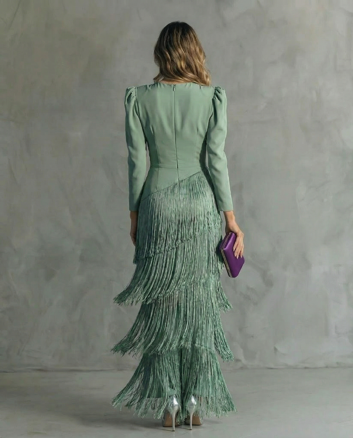 Robe midi femme Chiara de Danoir Paris avec manches à franges, élégante et fluide, portée sur un fond neutre.