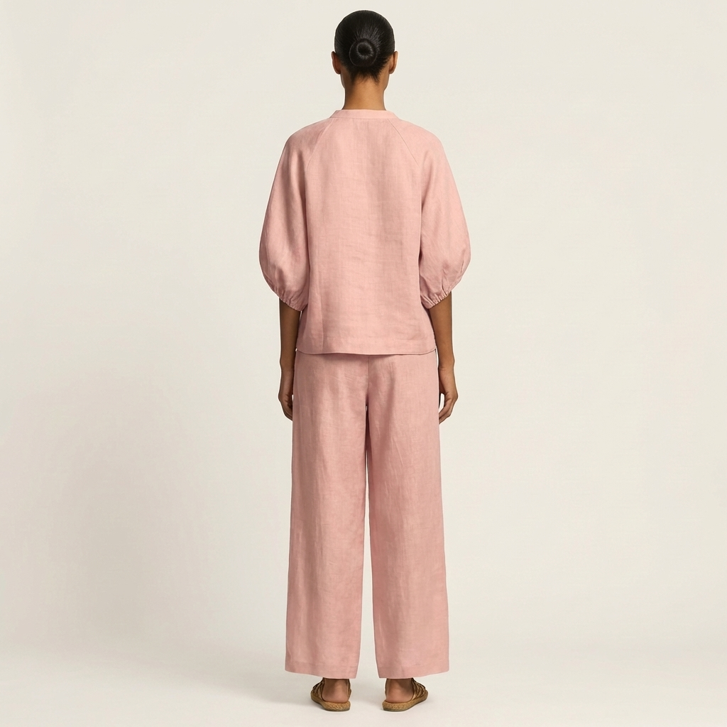 Ensemble à manches bouffantes avec zip de Danoir Paris, vêtement élégant pour femme, en tissu léger de couleur neutre.