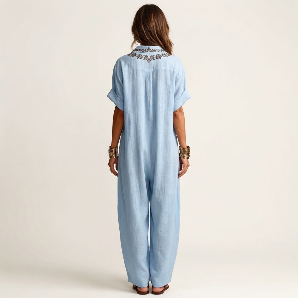 Ensemble robe maxi en lin Amarina Danoir Paris avec col en V brodé, tissu léger et élégant, porté sur mannequin.