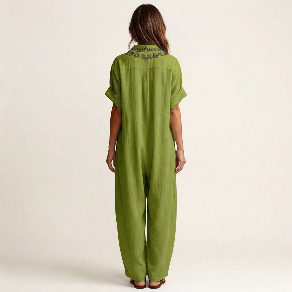 Vague robe maxi en lin Amarina de Danoir Paris avec col en V brodé, image montrant le tissu léger et les détails élégants.