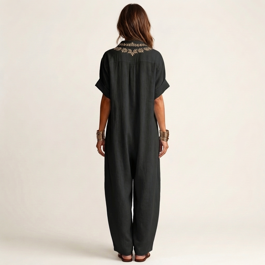 Ensemble robe maxi en lin Amarina Danoir Paris avec col en V brodé, tissu léger et élégant, porté sur mannequin blanc.