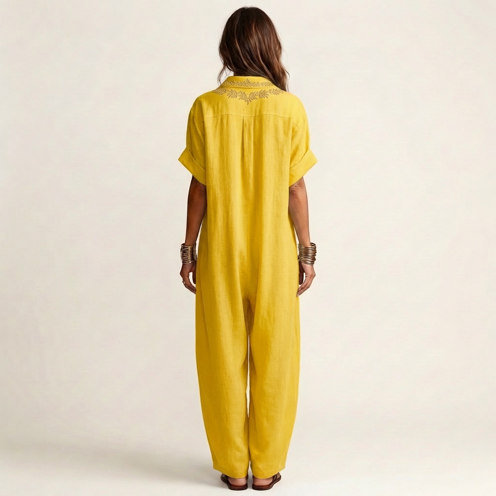Ensemble robe maxi en lin Danoir Paris Amarina avec col en V brodé, tissu léger et élégant, vue de la robe portée.