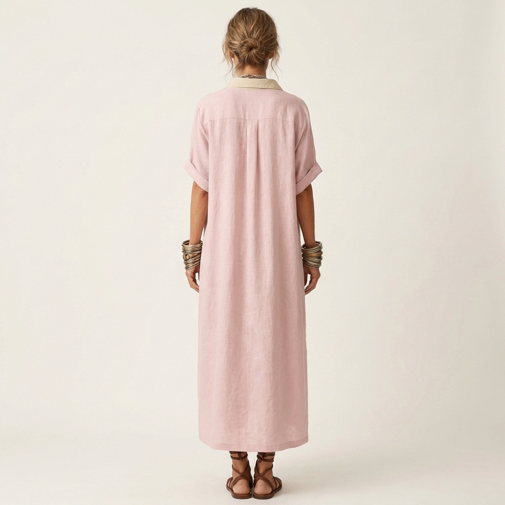 Ensemble Kamira de Danoir Paris, robe maxi à manches courtes avec col contrasté et boutonnière frontale, tissu léger.
