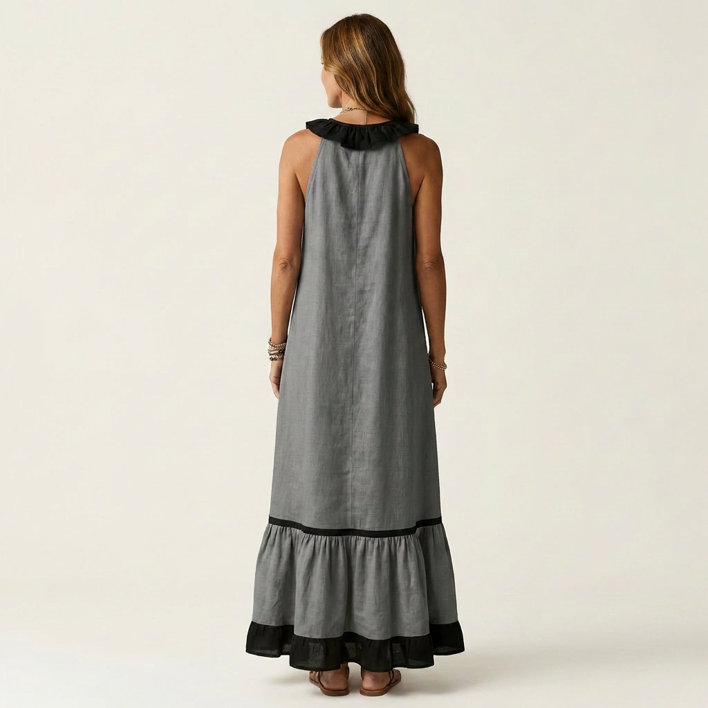 Robe maxi sans manches Danoir Paris avec col à volants contrastés et ornements élégants, portée fluide et légère.
