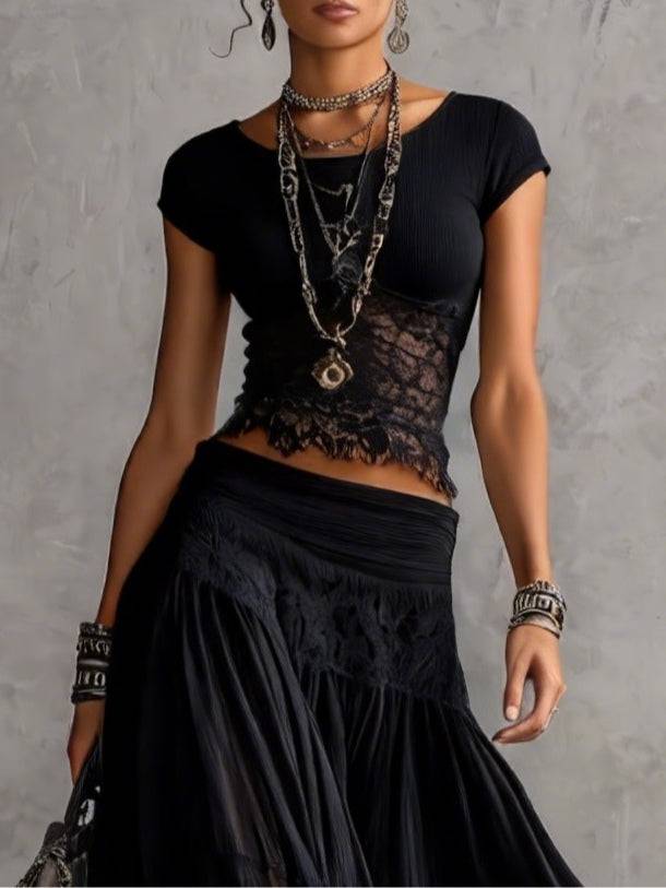 Ensemble assorti Danoir Paris : haut en dentelle transparente noir et jupe longue plissée.