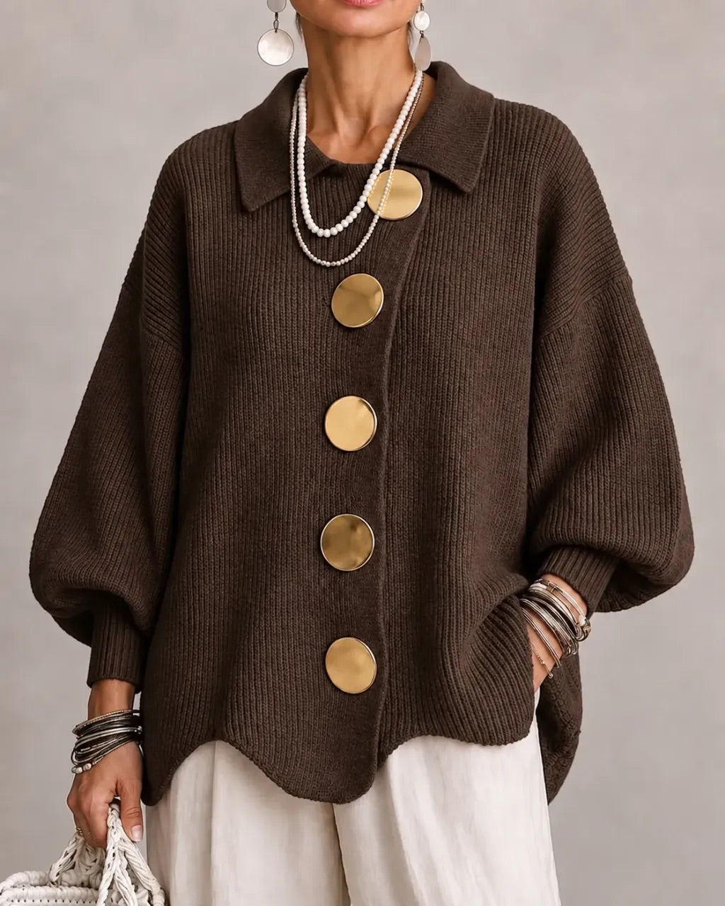 Cardigan oversize à boutons avec col de Danoir Paris, tissu doux beige, porté ouvert sur un mannequin.