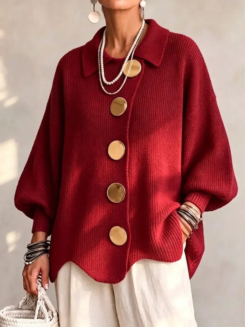 Cardigan oversize boutonné avec col de la marque Danoir Paris, en laine douce, porté de face.