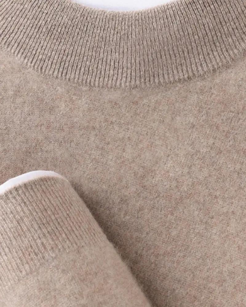 Pull à col roulé en cachemire et laine Old Money beige, visible avec col haut et texture douce.