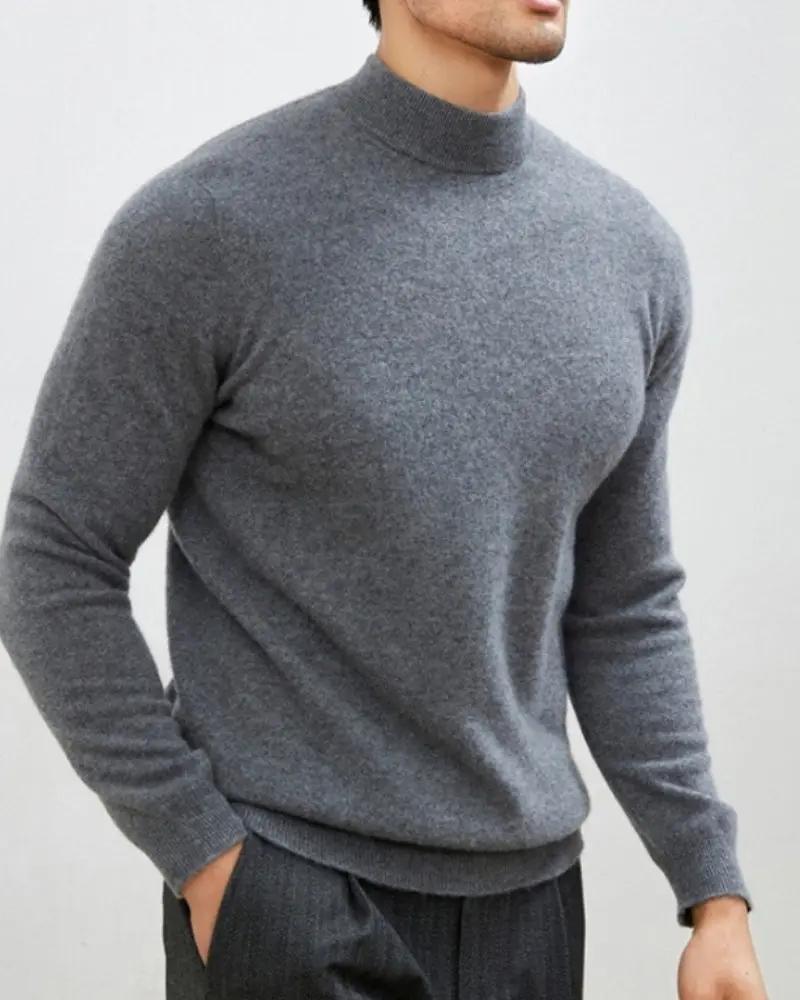Pull à col roulé en cachemire et laine beige Old Money, doux et élégant, porté sur un mannequin.