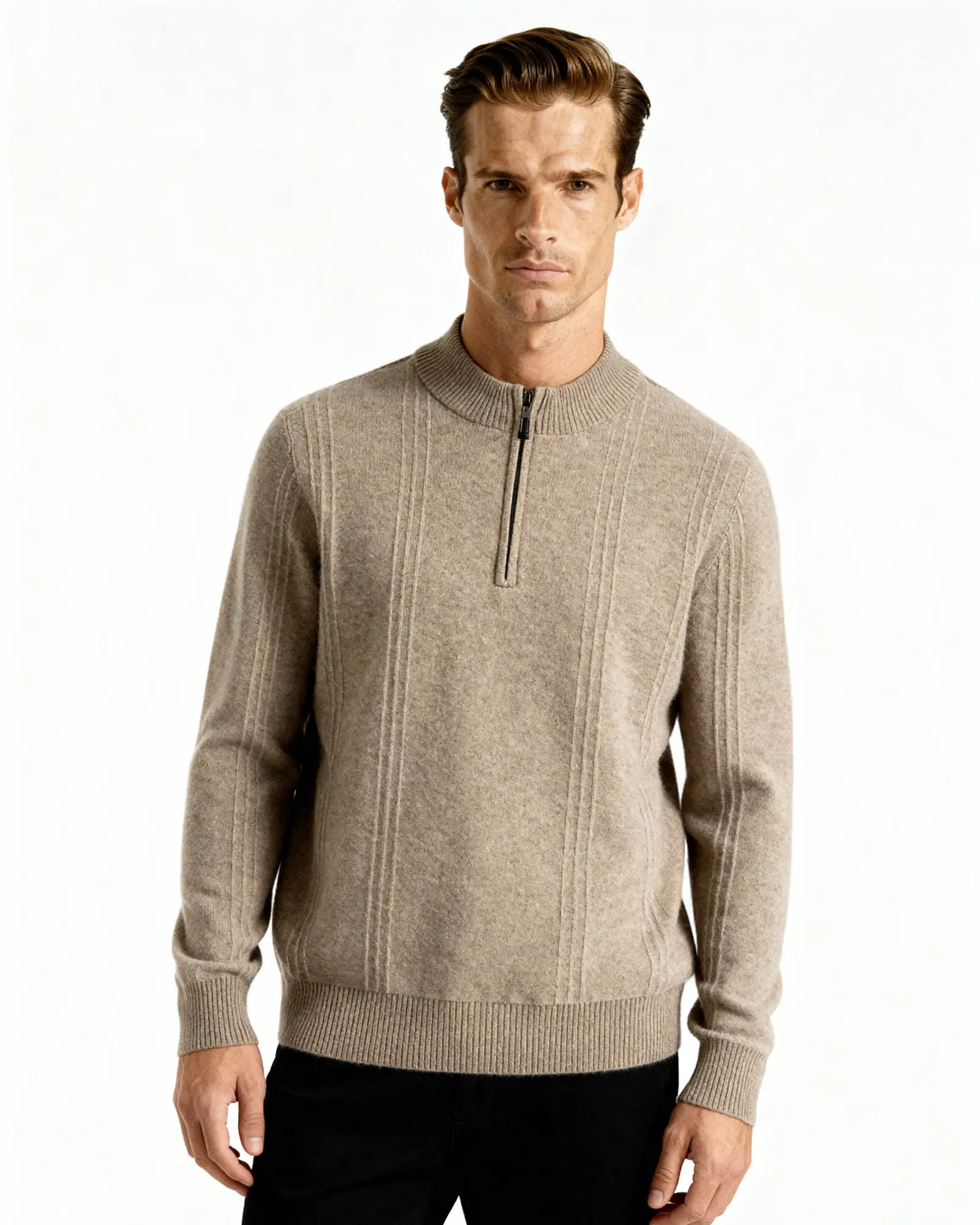 Pull en cachemire beige à col ras du cou avec demi-zip, de la marque Old Money, detail côtelé et texture douce.