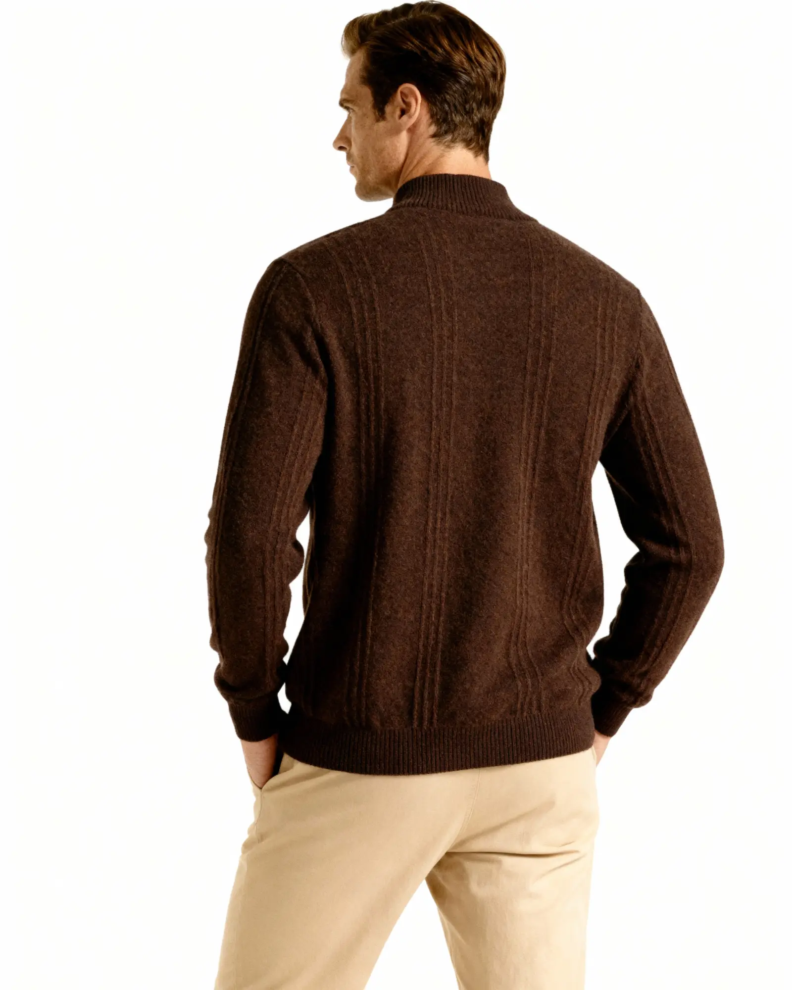 Pull en cachemire beige à col moitié fermeture éclair de la marque Old Money, tissu côtelé et élégant pour homme.
