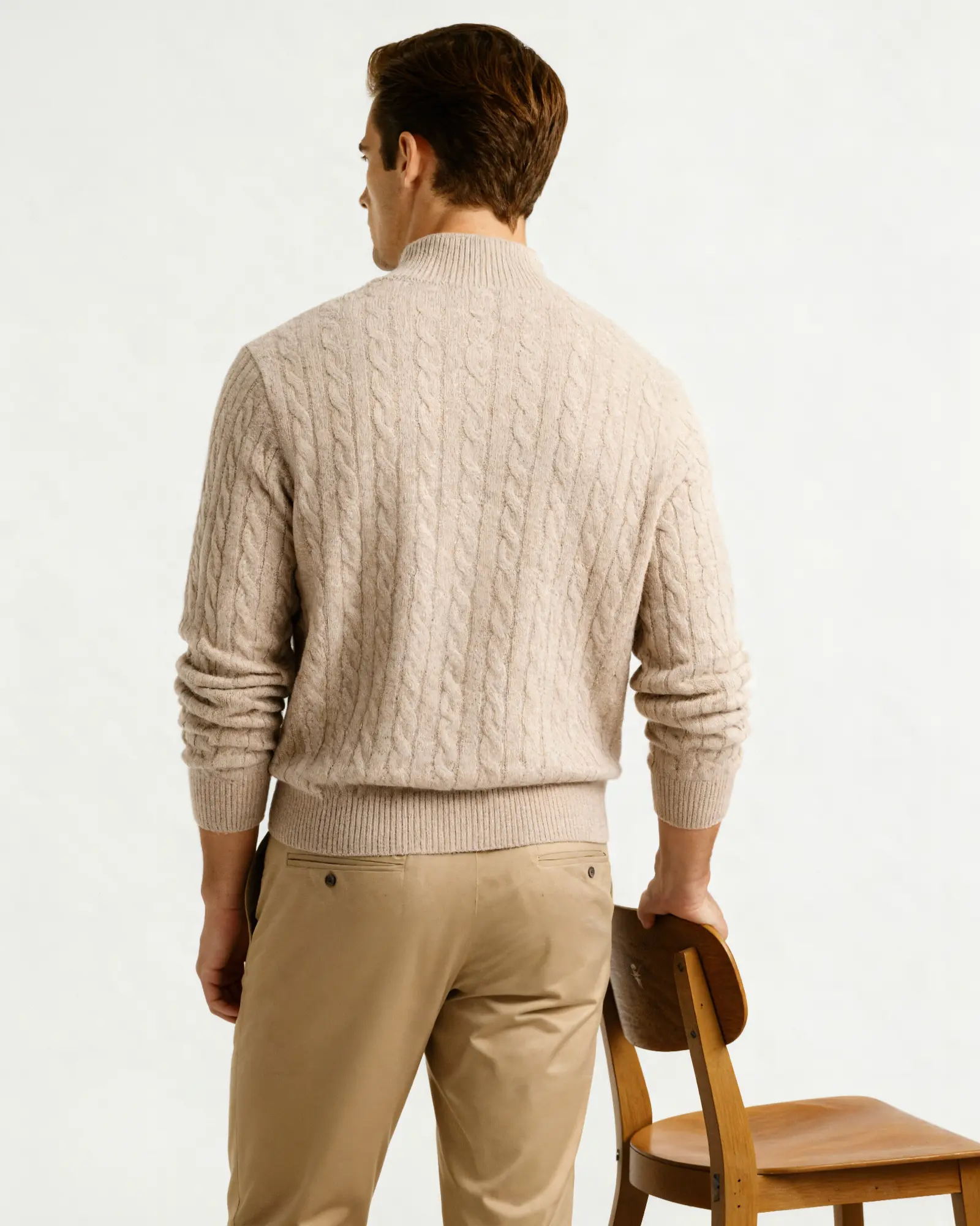 Pull en cachemire beige à demi-zip en tissu tissé par Old Money, douceur et élégance pour un style sophistiqué.