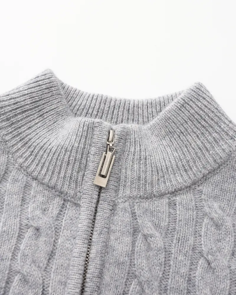 Pull en cachemire beige Old Money à demi-zip, tissé, doux et élégant, visible en détail sur l'image.