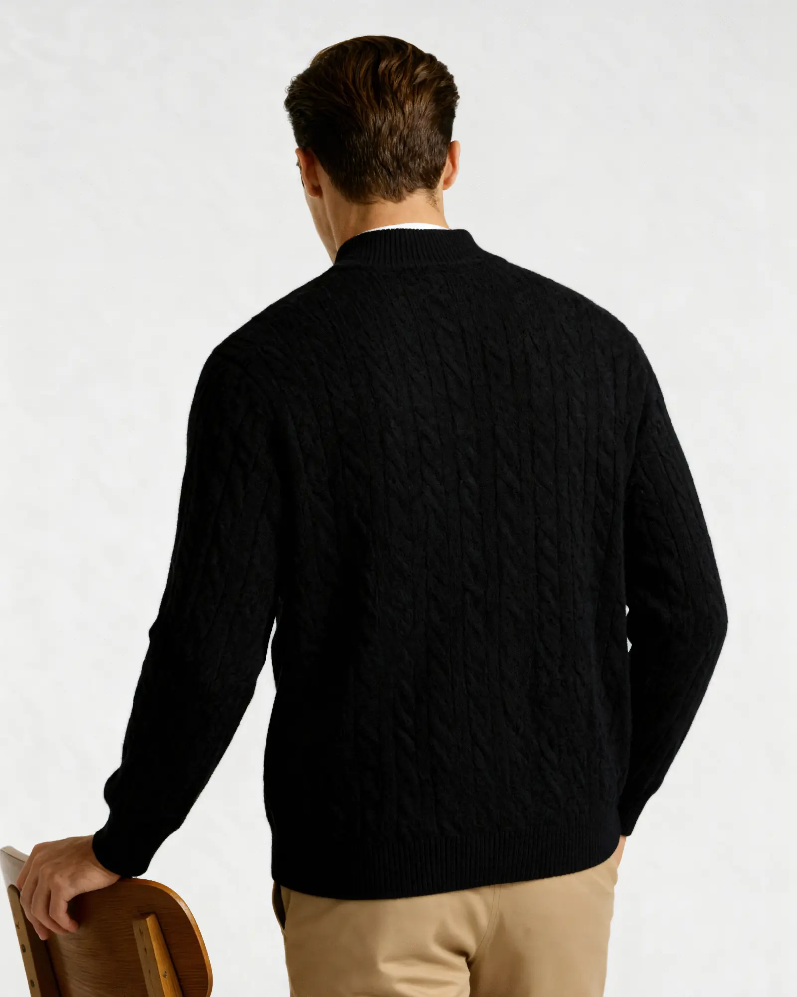 Pull à mi-zip en cachemire beige Old Money, tissé, doux et élégant, pour un style chaud et sophistiqué.