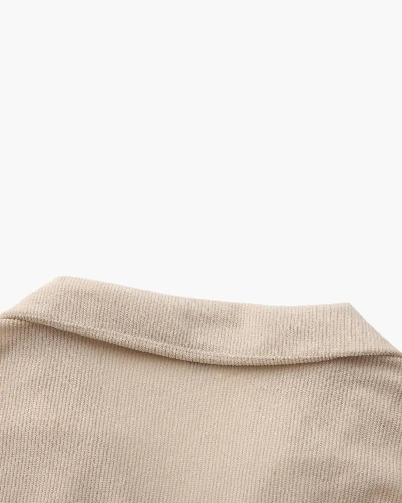 Ensemble en velours beige Riviera Velvet Cord de la marque Old Money, vue en gros plan sur la texture du tissu.