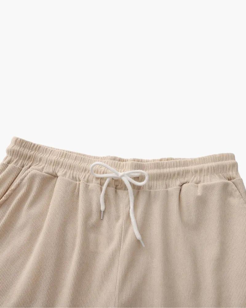 Ensemble de velours beige Riviera Velvet Cord de la marque Old Money, vue de l'ensemble, détails du tissu et coupe élégante.