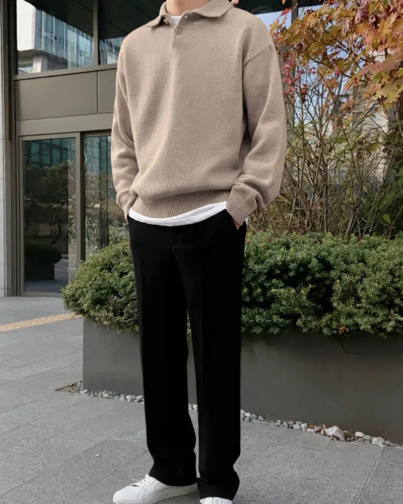 Pull en laine beige à boutons et demi-zip de la marque Old Money, détail de la fermeture et du tissu chaud.