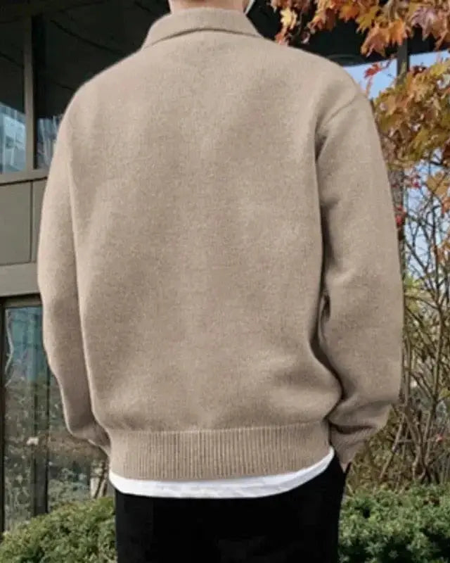 Pull en laine beige Old Money avec boutons et demi-zips, vue de face montrant le col et la fermeture éclair.
