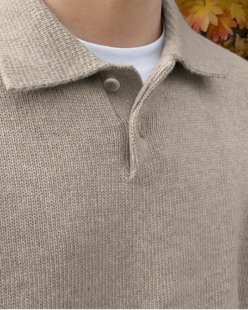 Pull en laine beige avec boutons et demi-zip de la marque Old Money, porté sur un mannequin.