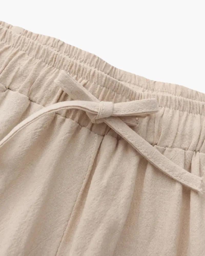 Pantalon en lin Zanzibar de Old Money, beige, avec coupe décontractée et détails élégants, porté sur un mannequin.