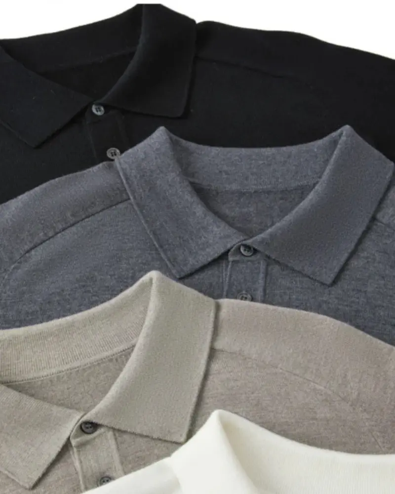 Polo en laine beige 100 % premium Old Money, coupe classique, détail en col et manches, tissu doux et chaud.