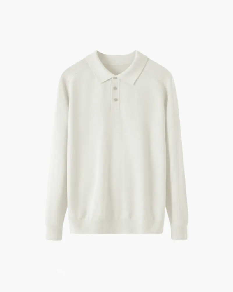 Polo en laine 100% premium Old Money de couleur beige, coupe ajustée, vue de face sur fond blanc.