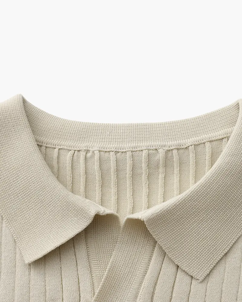 Polo à rayures épaisses beige Old Money, coupe ajustée, en coton de haute qualité, visible sur une mannequin.