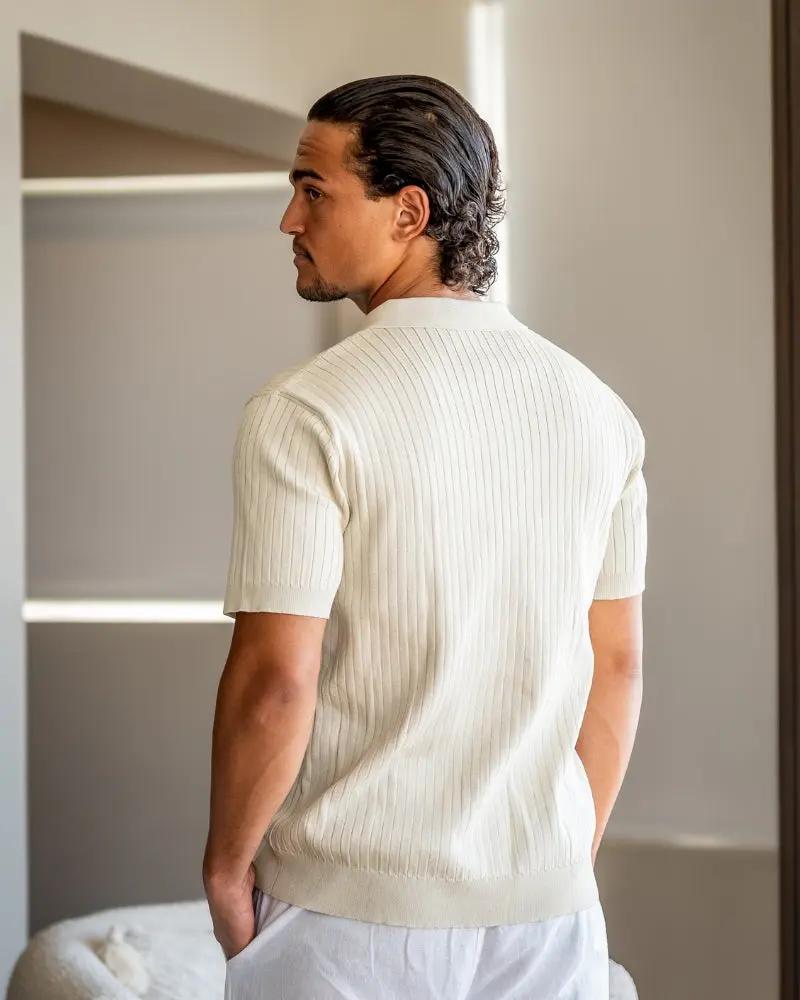 Polo en maille côtelée beige de la marque Old Money, ajusté et élégant, vue de face sur fond neutre.