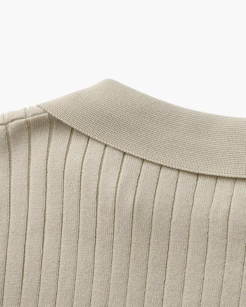 Polo en maille côtelée beige de marque Old Money, coupe ajustée et détail classique, porté sur un mannequin.
