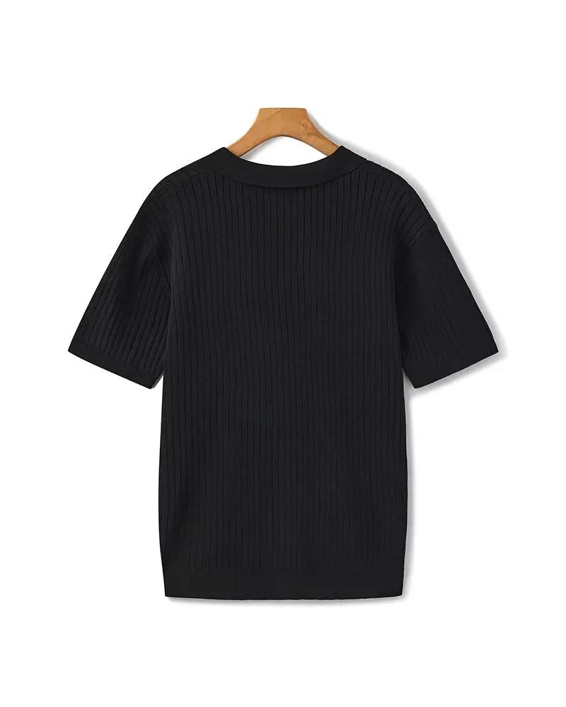 Polo en maille côtelée beige de qualité supérieure de la marque Old Money, porté avec col et boutons visibles.