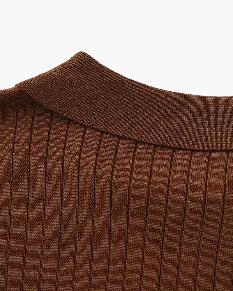 Polo en maille côtelée beige Old Money, coupe ajustée, col classique et détails élégants, pour un style sophistiqué.