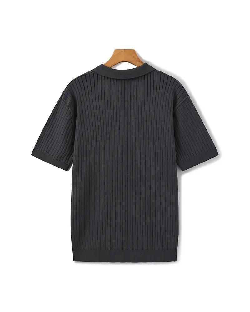 Polo en maille côtelée beige de marque Old Money, coupe ajustée et détails texturés, pour un style élégant et décontracté.