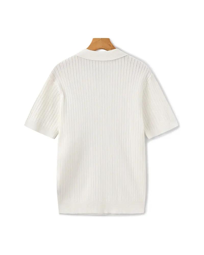 Polo en maille côtelée beige Old Money, coupe ajustée, col classique, porté avec boutons visibles sur le devant.