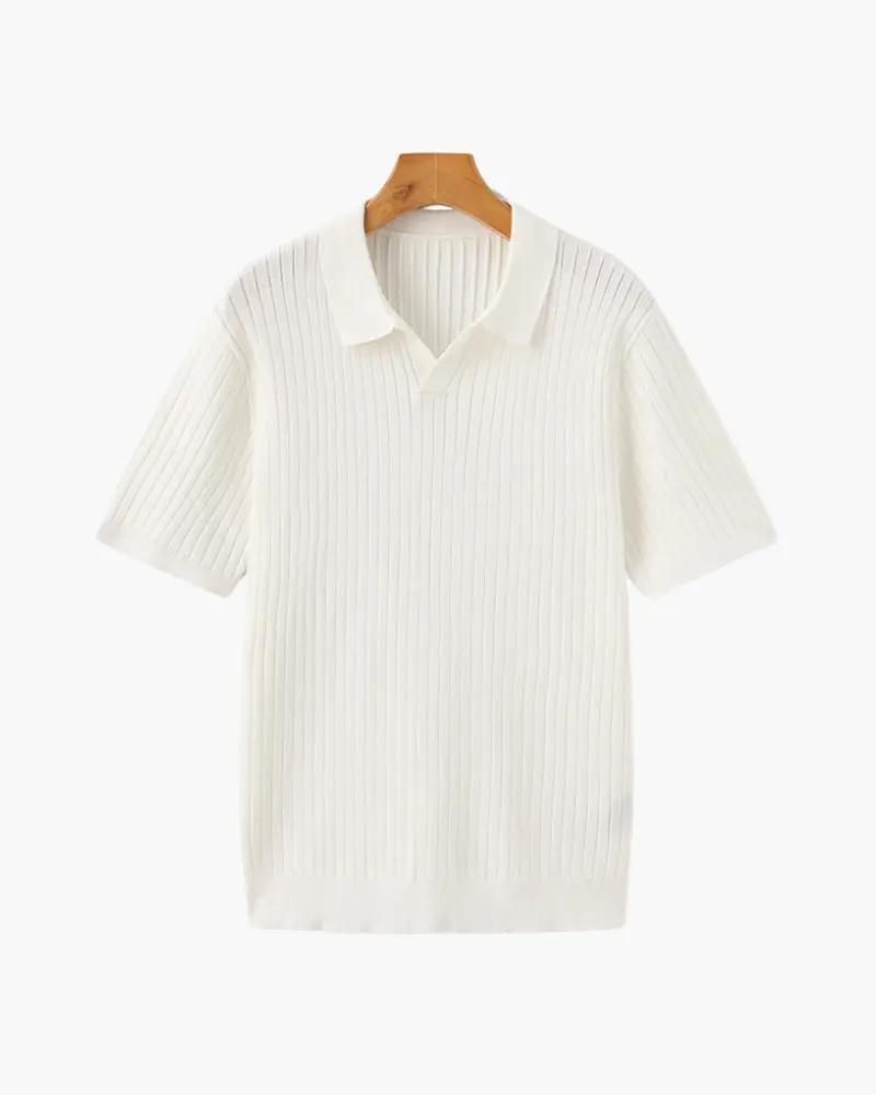 Polo en maille côtelée beige de marque Old Money, vue de face, ajusté, avec col classique et boutons.