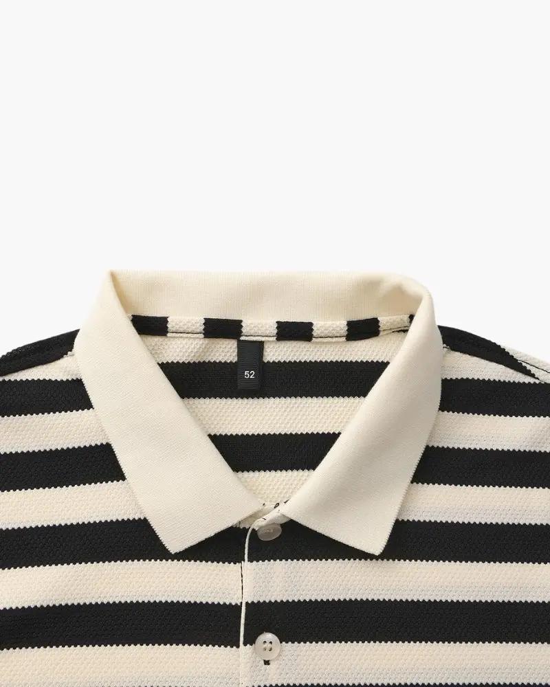 Polo Shoreline Old Money noir en coton, col classique, détails en relief, porté avec un look décontracté.
