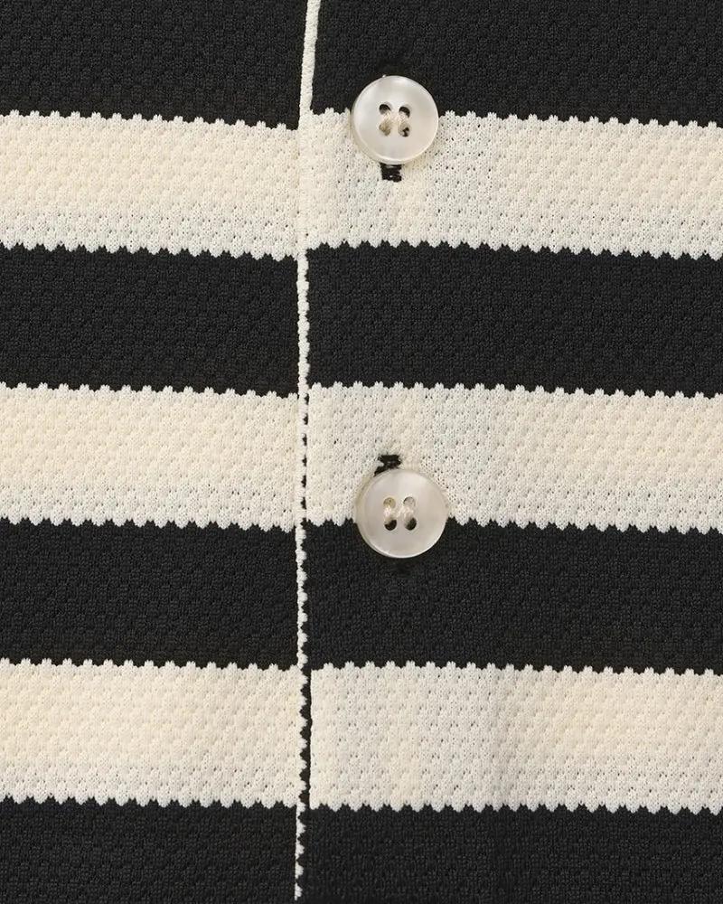 Polo Shoreline noir de la marque Old Money, vue de face, en tissu léger avec col classique et manches courtes.